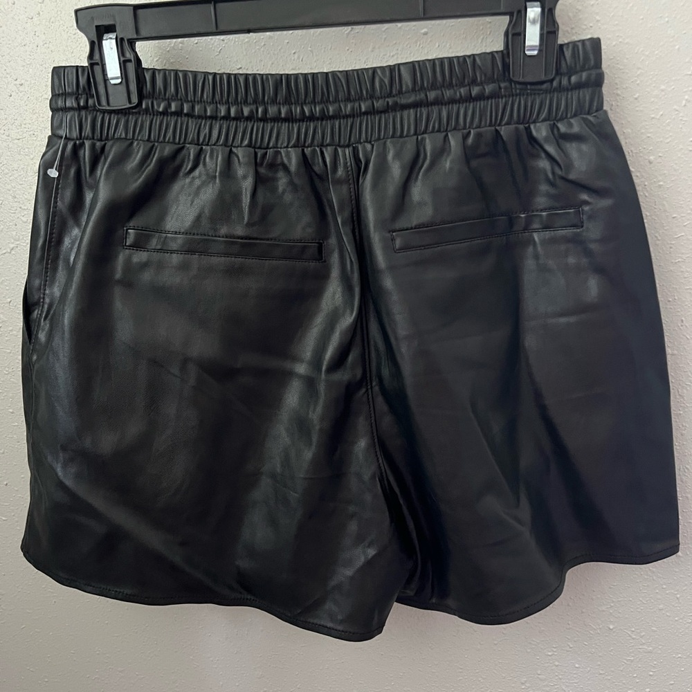 Paige Vivette Leather Look Shorts In Black Size Small New - Picture 5 of 11